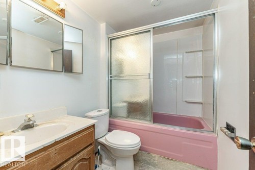 10516 75 Avenue, Edmonton, AB - Indoor Photo Showing Bathroom