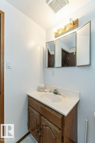 10516 75 Avenue, Edmonton, AB - Indoor Photo Showing Bathroom