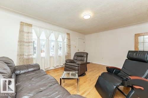 10516 75 Avenue, Edmonton, AB - Indoor Photo Showing Living Room