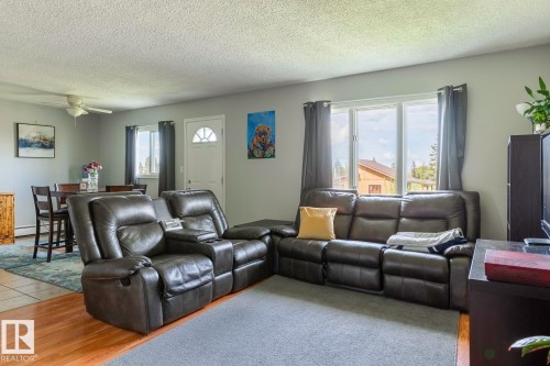 5342 53 Avenue, Mundare, AB - Indoor Photo Showing Living Room