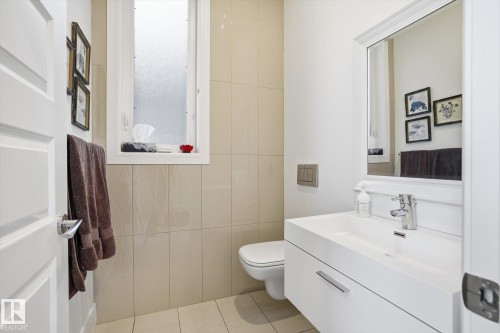 9646 79 Avenue, Edmonton, AB - Indoor Photo Showing Bathroom