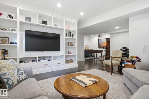 9646 79 Avenue, Edmonton, AB - Indoor Photo Showing Living Room