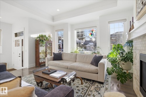 9646 79 Avenue, Edmonton, AB - Indoor Photo Showing Living Room