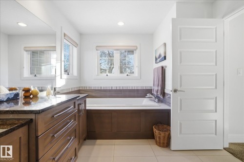 9646 79 Avenue, Edmonton, AB - Indoor Photo Showing Bathroom
