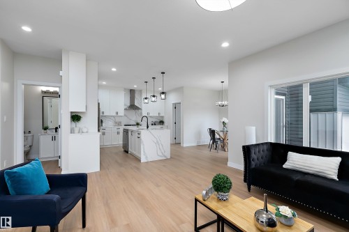 292 Fraser Way, Edmonton, AB - Indoor Photo Showing Living Room