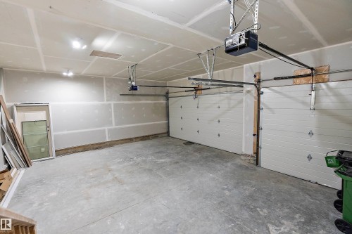 292 Fraser Way, Edmonton, AB - Indoor Photo Showing Garage