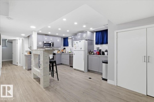 10232 154 Street, Edmonton, AB - Indoor Photo Showing Kitchen