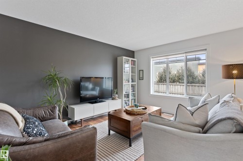 3 5134 Mullen Road, Edmonton, AB - Indoor Photo Showing Living Room