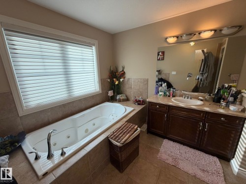 551 Stewart Crescent, Edmonton, AB - Indoor Photo Showing Bathroom