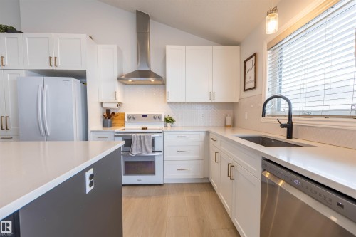 38 Desmarais Crescent, St. Albert, AB - Indoor Photo Showing Kitchen With Upgraded Kitchen