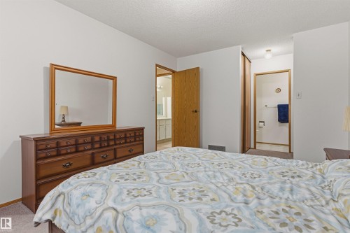 10670 153 Avenue, Edmonton, AB - Indoor Photo Showing Bedroom