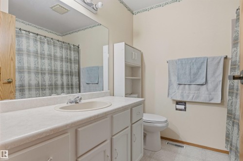 10670 153 Avenue, Edmonton, AB - Indoor Photo Showing Bathroom
