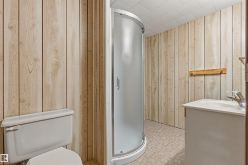 10670 153 Avenue, Edmonton, AB - Indoor Photo Showing Bathroom
