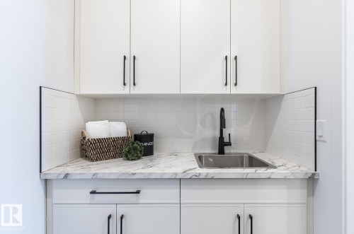 4832 Knight Crescent, Edmonton, AB - Indoor Photo Showing Kitchen With Upgraded Kitchen