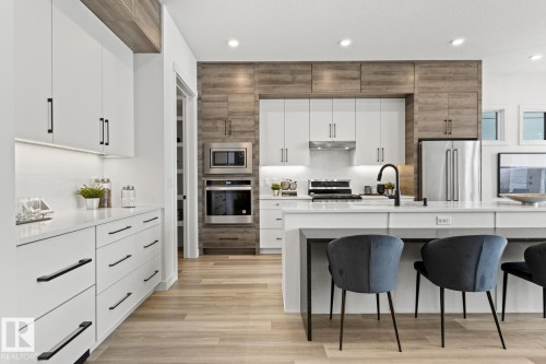 4832 Knight Crescent, Edmonton, AB - Indoor Photo Showing Kitchen With Upgraded Kitchen