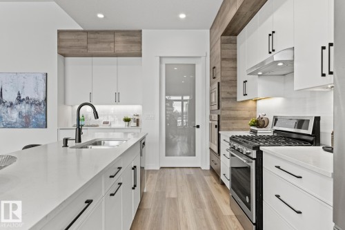 4832 Knight Crescent, Edmonton, AB - Indoor Photo Showing Kitchen With Double Sink With Upgraded Kitchen