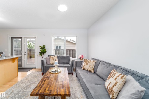 15920 38 Street, Edmonton, AB - Indoor Photo Showing Living Room