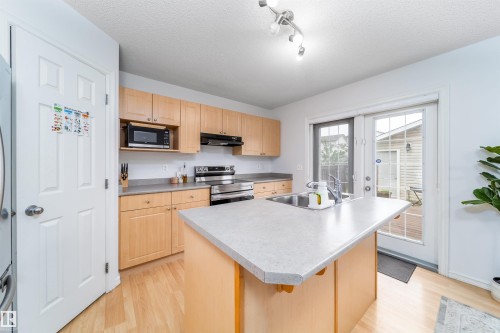 15920 38 Street, Edmonton, AB - Indoor Photo Showing Kitchen