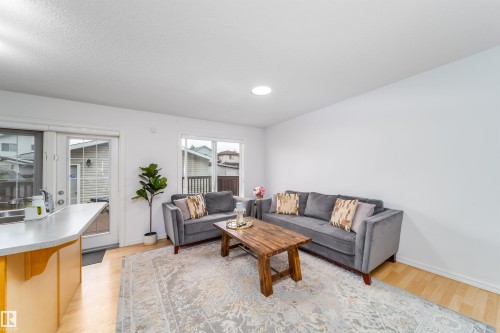15920 38 Street, Edmonton, AB - Indoor Photo Showing Living Room