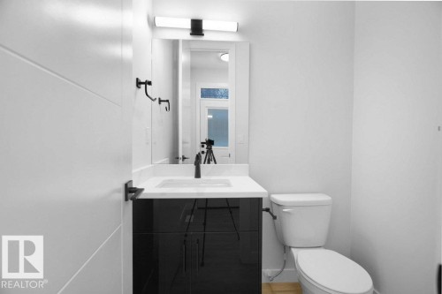 10663 61 Avenue, Edmonton, AB - Indoor Photo Showing Bathroom