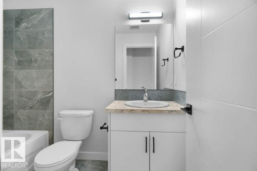10663 61 Avenue, Edmonton, AB - Indoor Photo Showing Bathroom
