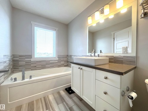 3308 Cutler Crescent, Edmonton, AB - Indoor Photo Showing Bathroom