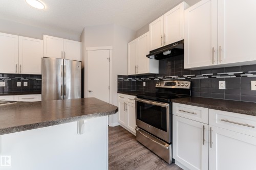 3241 Abbott Crescent, Edmonton, AB - Indoor Photo Showing Kitchen