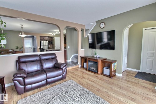 415 Hemingway Road, Edmonton, AB - Indoor Photo Showing Living Room