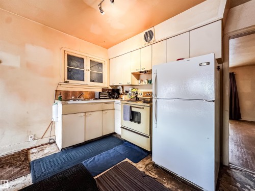 11345 93 Street, Edmonton, AB - Indoor Photo Showing Kitchen