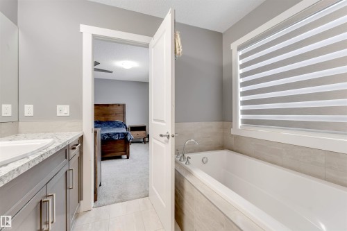2987 Chokecherry Common, Edmonton, AB - Indoor Photo Showing Bathroom