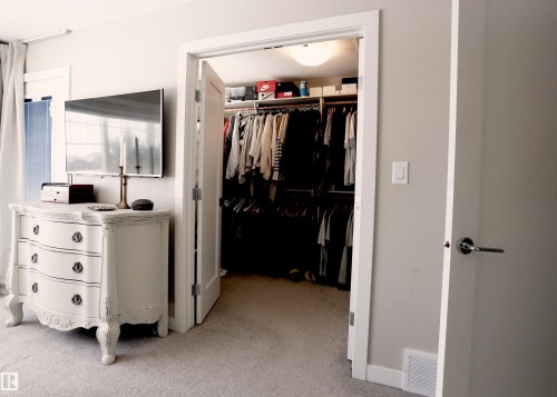 This room features soft gray carpeting, light gray walls, white trim, and a doorway leading to a walk-in closet - 1003 Huckell Place, Edmonton, AB - Indoor