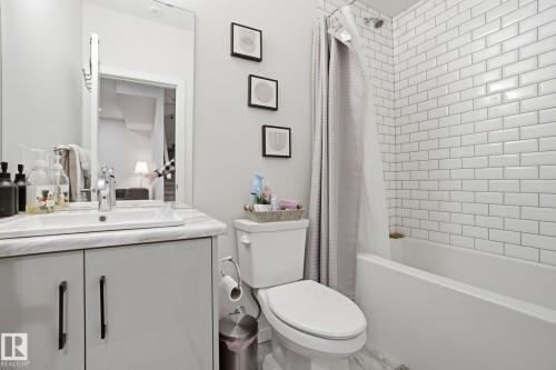 15851 22 Avenue, Edmonton, AB - Indoor Photo Showing Bathroom