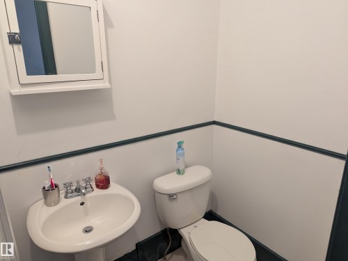 8416 104 Street, Edmonton, AB - Indoor Photo Showing Bathroom