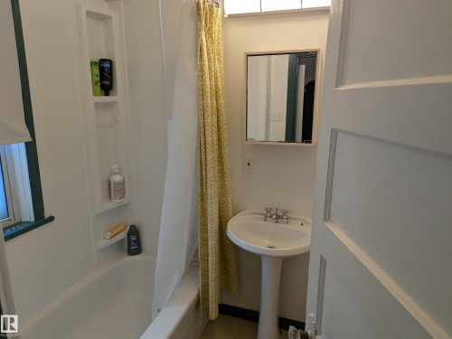 8416 104 Street, Edmonton, AB - Indoor Photo Showing Bathroom