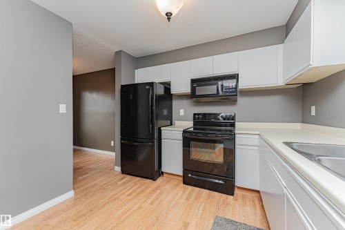 17020 100 Street, Edmonton, AB - Indoor Photo Showing Kitchen