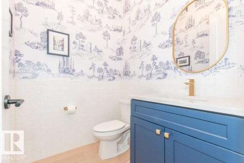 698 Howatt Drive Sw, Edmonton, AB - Indoor Photo Showing Bathroom
