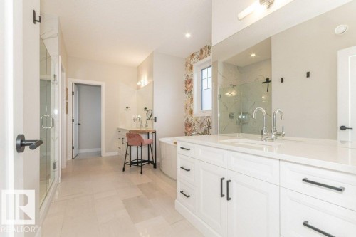 698 Howatt Drive Sw, Edmonton, AB - Indoor Photo Showing Bathroom