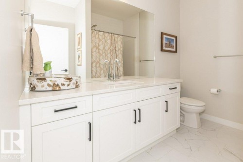 698 Howatt Drive Sw, Edmonton, AB - Indoor Photo Showing Bathroom