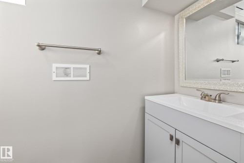 13311 Dovercourt Avenue, Edmonton, AB - Indoor Photo Showing Bathroom