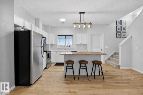 2 3010 33 Avenue, Edmonton, AB - Indoor Photo Showing Kitchen With Upgraded Kitchen