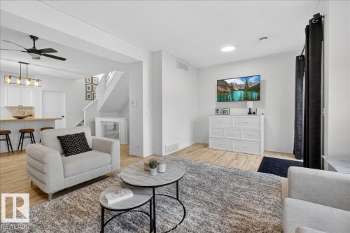 2 3010 33 Avenue, Edmonton, AB - Indoor Photo Showing Living Room