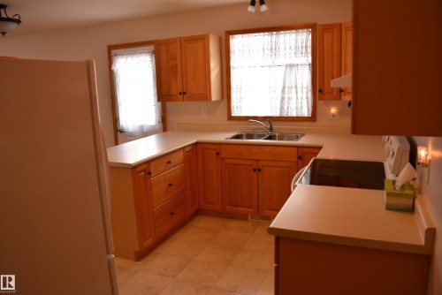 3 4806 51 Avenue, Barrhead, AB - Indoor Photo Showing Kitchen With Double Sink