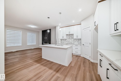 28 Westwyck Link, Spruce Grove, AB - Indoor Photo Showing Kitchen With Upgraded Kitchen