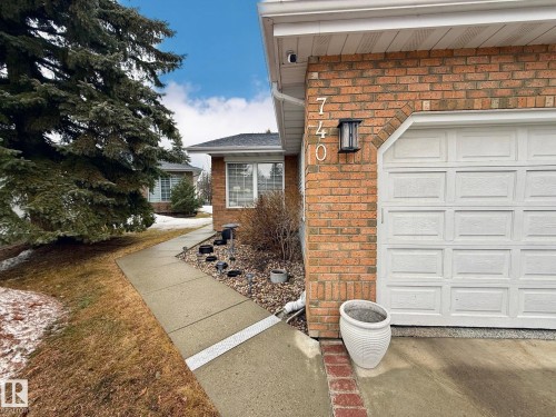 740 Wilkin Close, Edmonton, AB - Outdoor