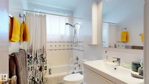 7812 143 Street, Edmonton, AB - Indoor Photo Showing Bathroom