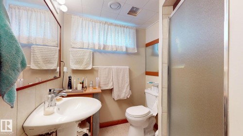 7812 143 Street, Edmonton, AB - Indoor Photo Showing Bathroom