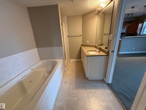 313 10717 83 Avenue, Edmonton, AB - Indoor Photo Showing Bathroom