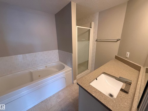 313 10717 83 Avenue, Edmonton, AB - Indoor Photo Showing Bathroom