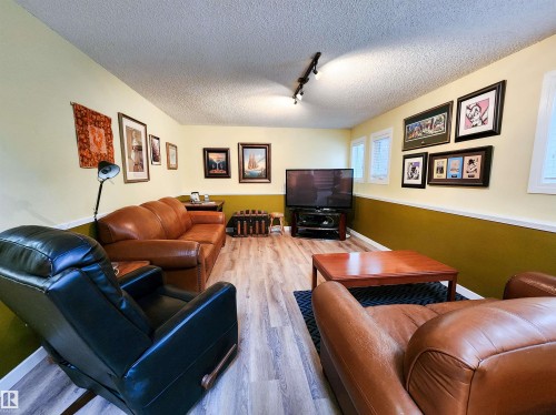 471 Ronning Street, Edmonton, AB - Indoor Photo Showing Living Room