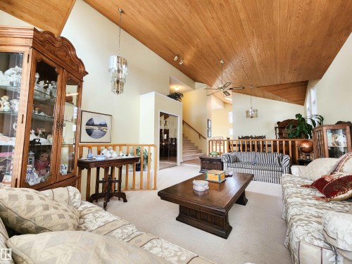 471 Ronning Street, Edmonton, AB - Indoor Photo Showing Living Room